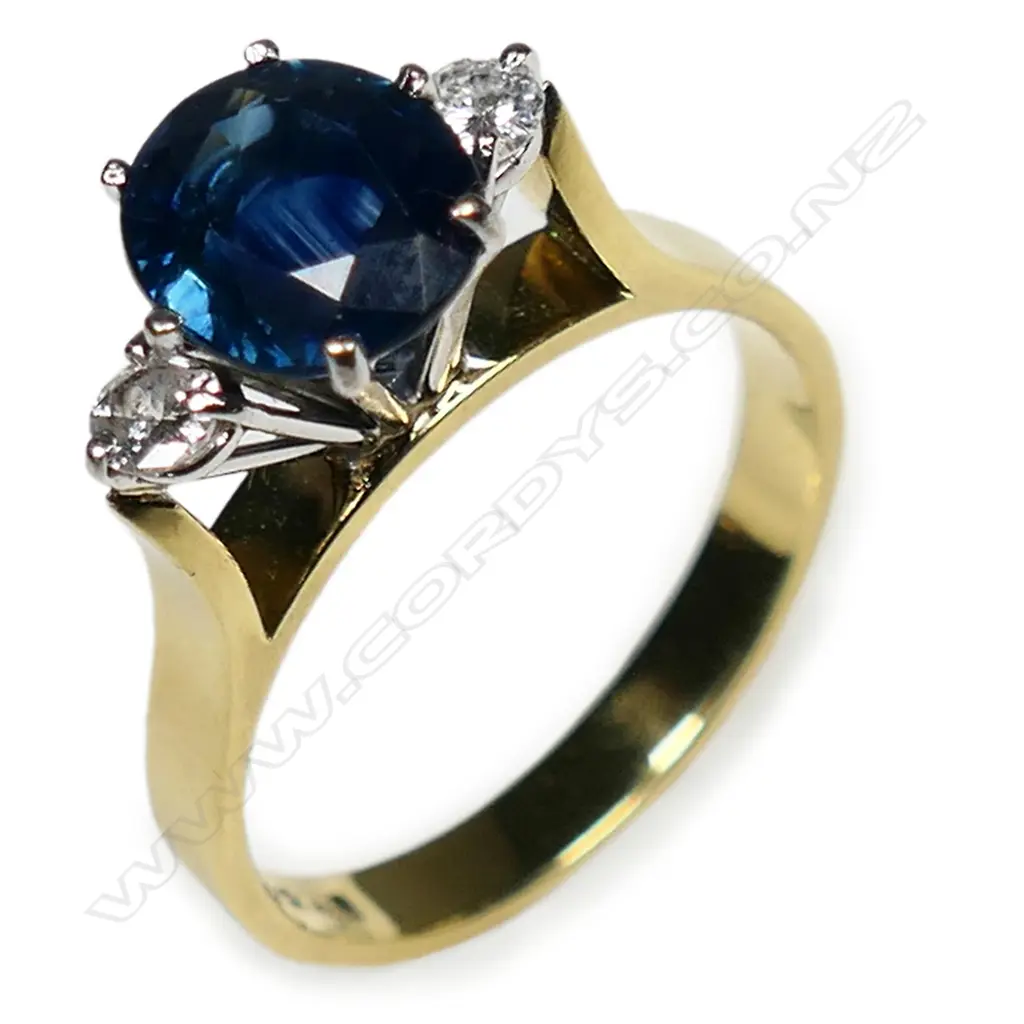 An 18ct yellow gold sapphire and diamond ring, Image 1++