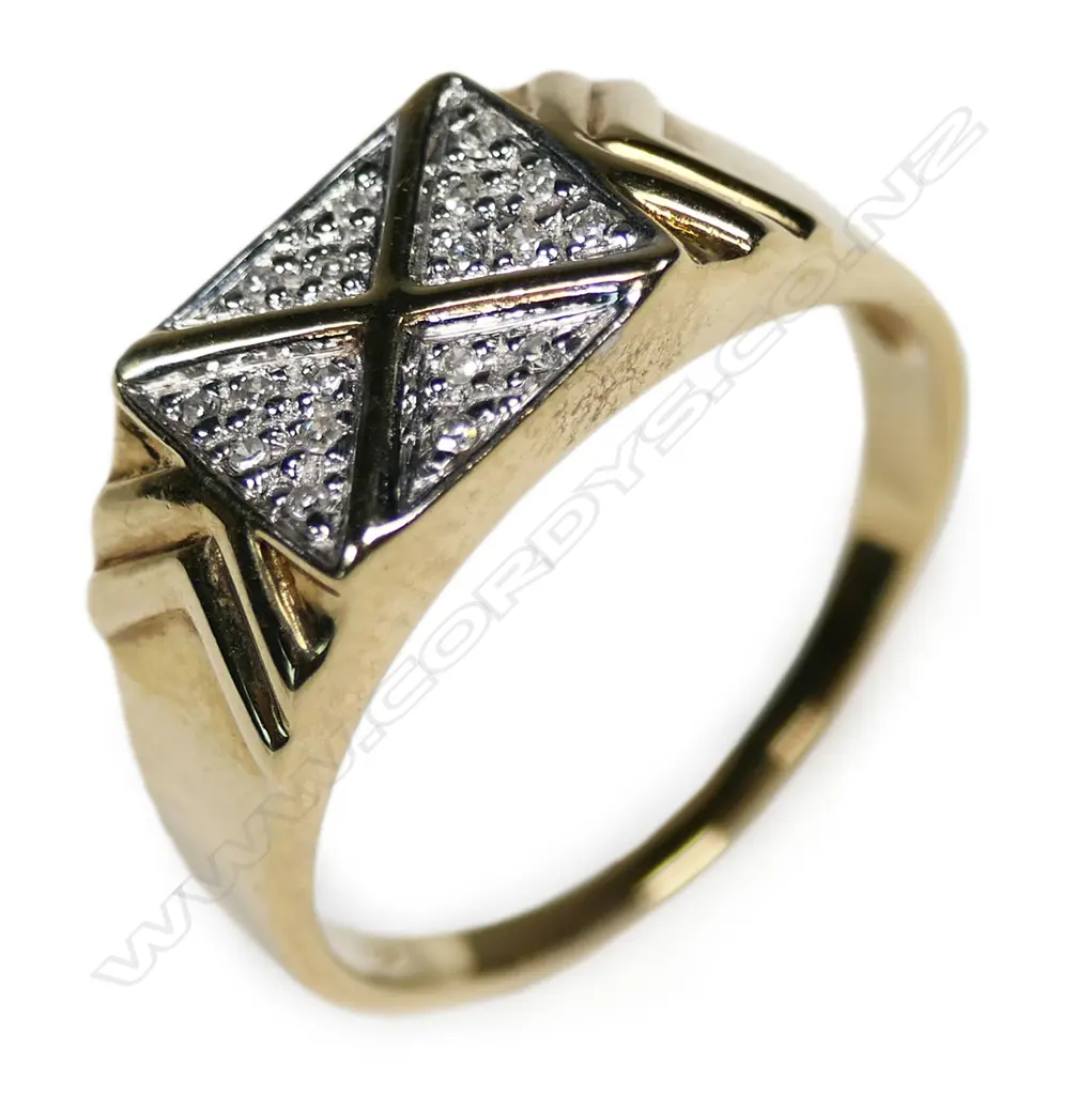 A 9ct gold and diamond gent's ring, Image 1++