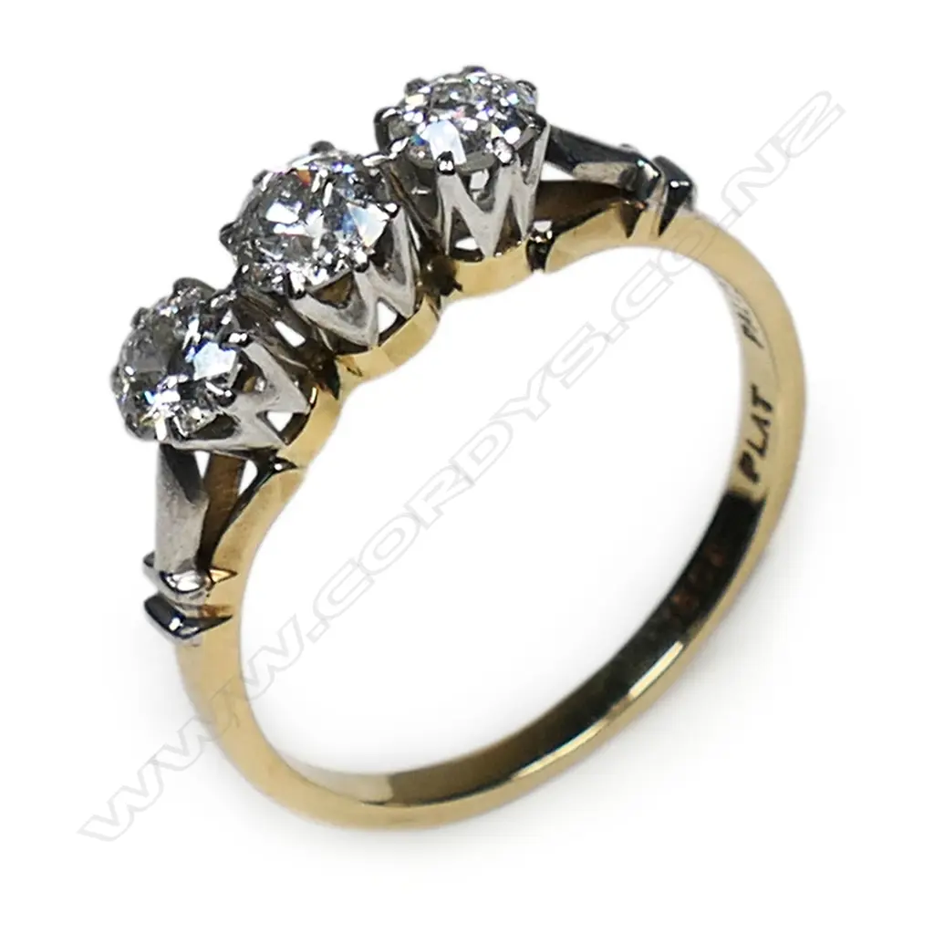 An estate 18ct gold and three stone diamond ring, Image 1++