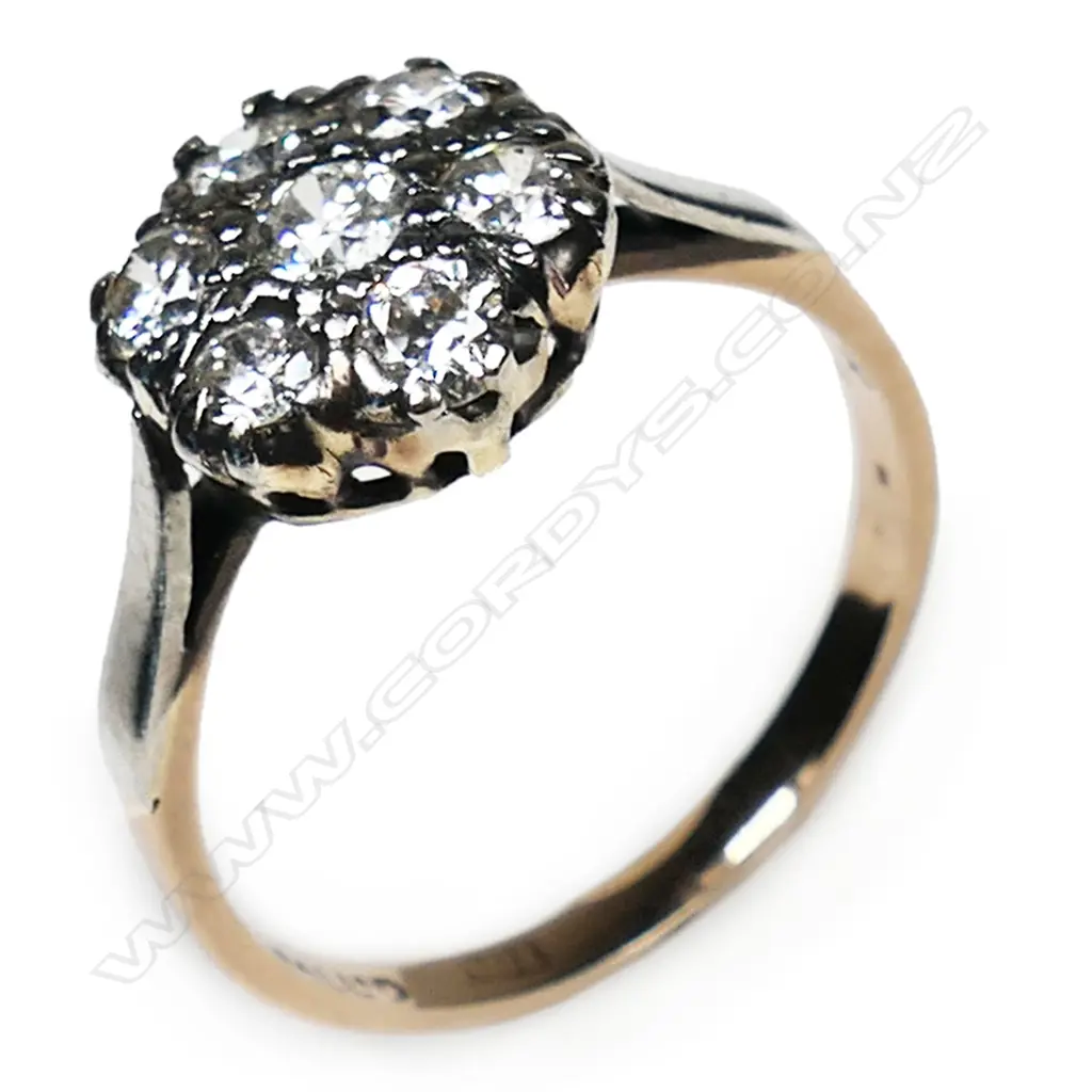 An estate 18ct gold and diamond cluster ring, Image 1++