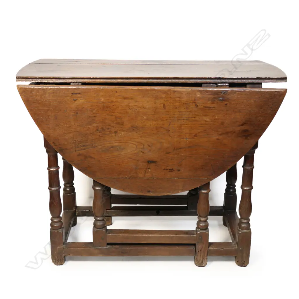 A small George II oak gateleg table, Image 1++