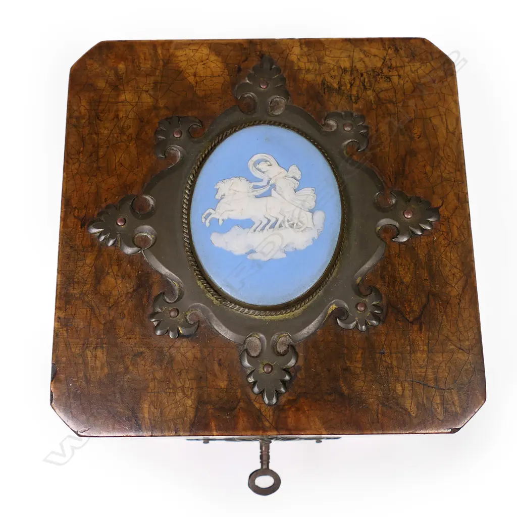 A quality Victorian walnut cased four perfume bottle box, Image 1++