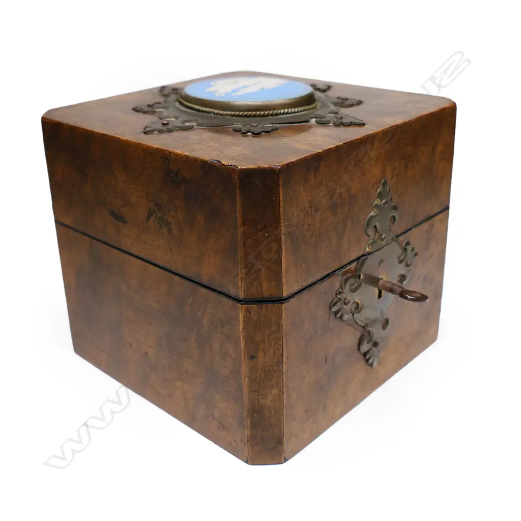 A quality Victorian walnut cased four perfume bottle box, Image 1++