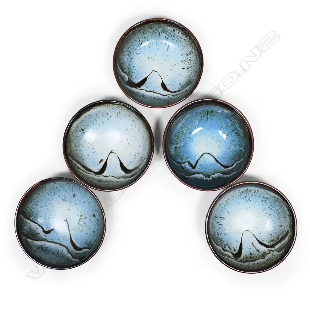 A set of five Len Castle small bowls, Image 1++