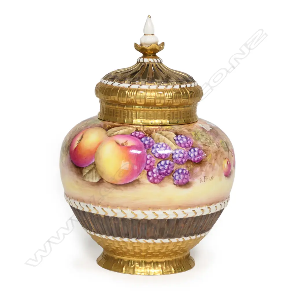 A Royal Worcester lidded potpourri urn, Image 1++