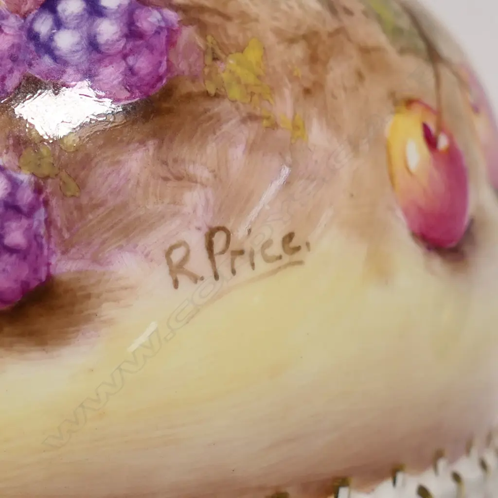 A Royal Worcester lidded potpourri urn, Image 1++