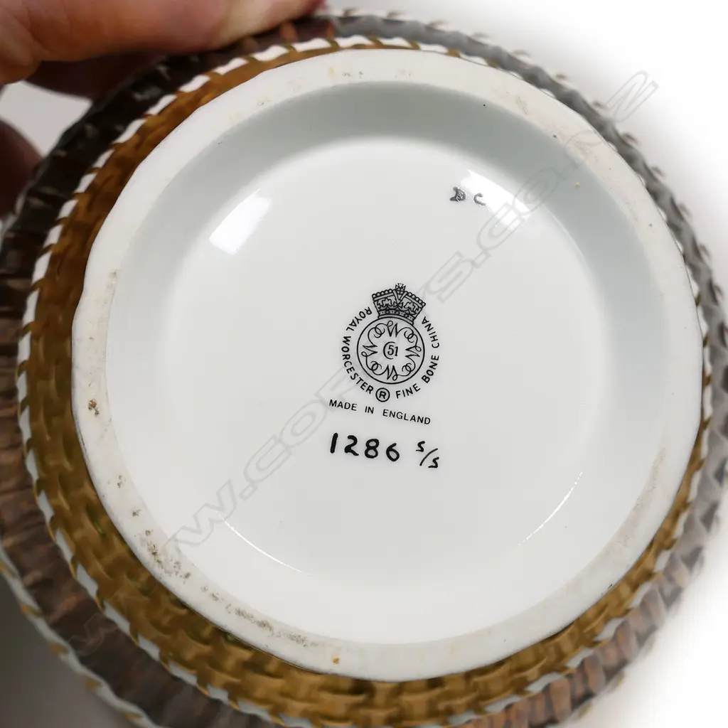 A Royal Worcester lidded potpourri urn, Image 1++