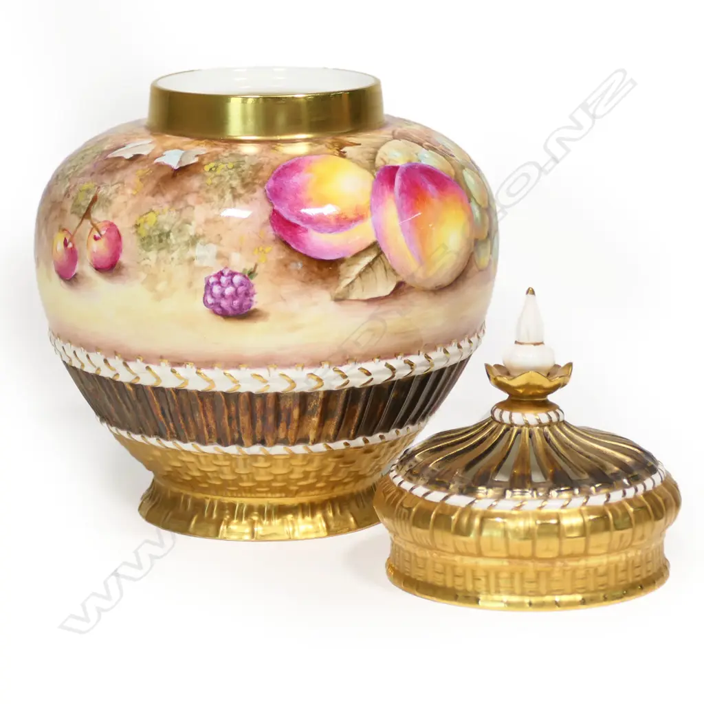 A Royal Worcester lidded potpourri urn, Image 1++