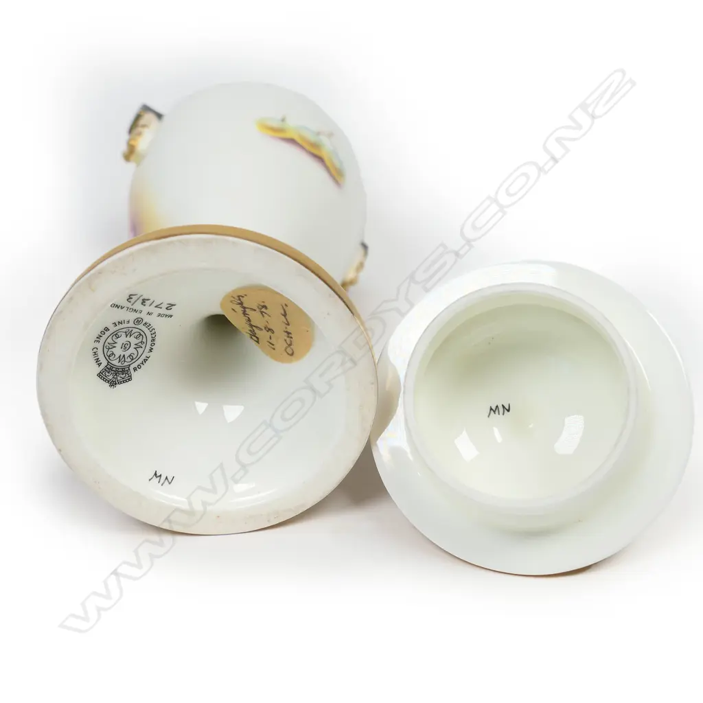 A Royal Worcester small lidded urn, Image 1++