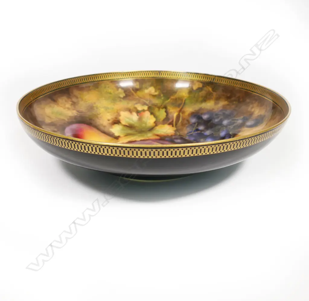A large Royal Worcester fruit painted bowl by Seabright, Image 1++