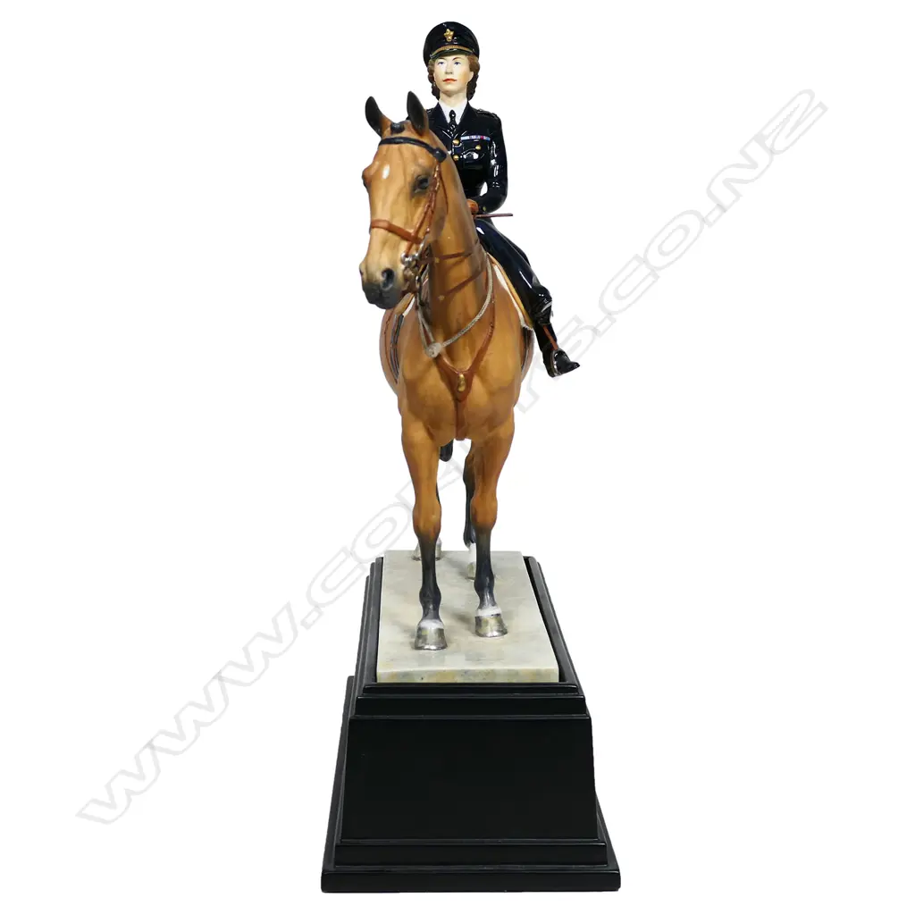 A rare Royal Worcester Ltd. Ed. porcelain figure 'Trooping of the Colour', Image 1++