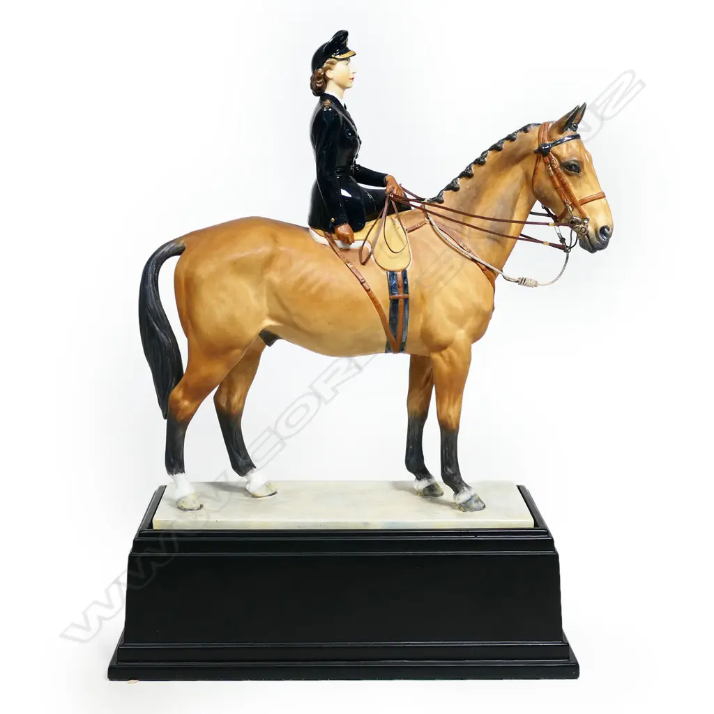 A rare Royal Worcester Ltd. Ed. porcelain figure 'Trooping of the Colour', Image 1++