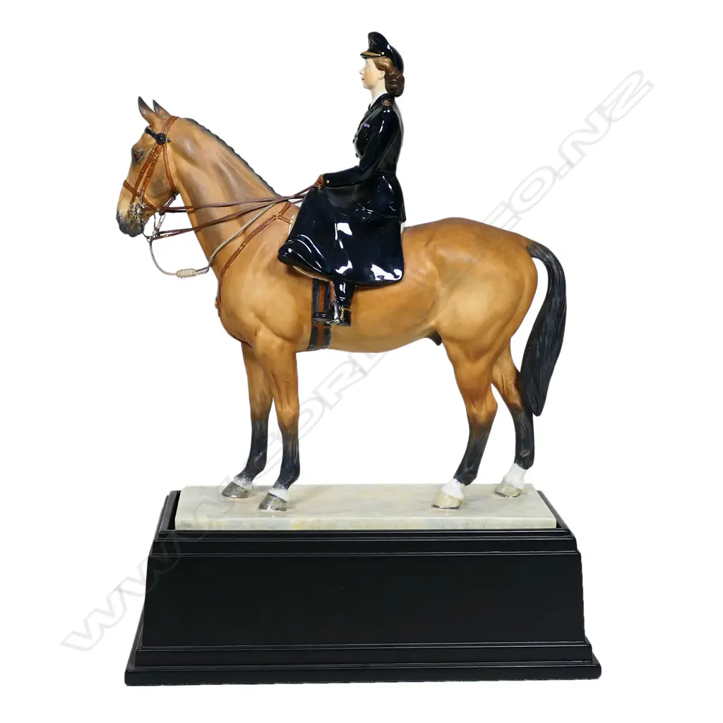 A rare Royal Worcester Ltd. Ed. porcelain figure 'Trooping of the Colour', Image 1++