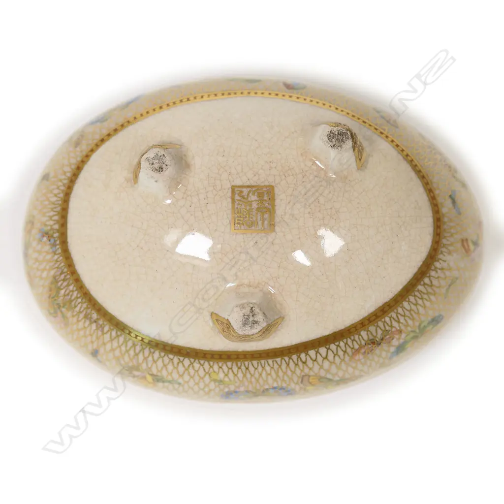 A Japanese Kinkozan Satsuma lidded egg form box, Image 1++