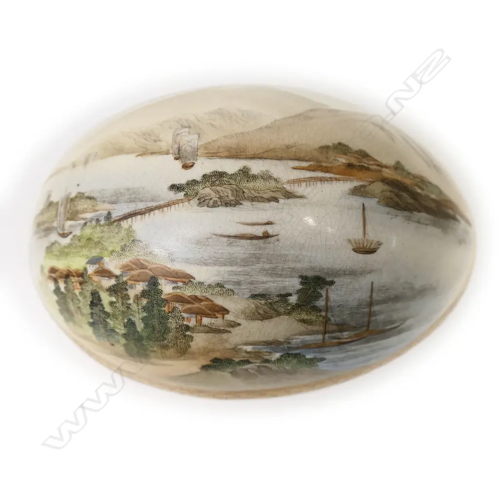 A Japanese Kinkozan Satsuma lidded egg form box, Image 1++
