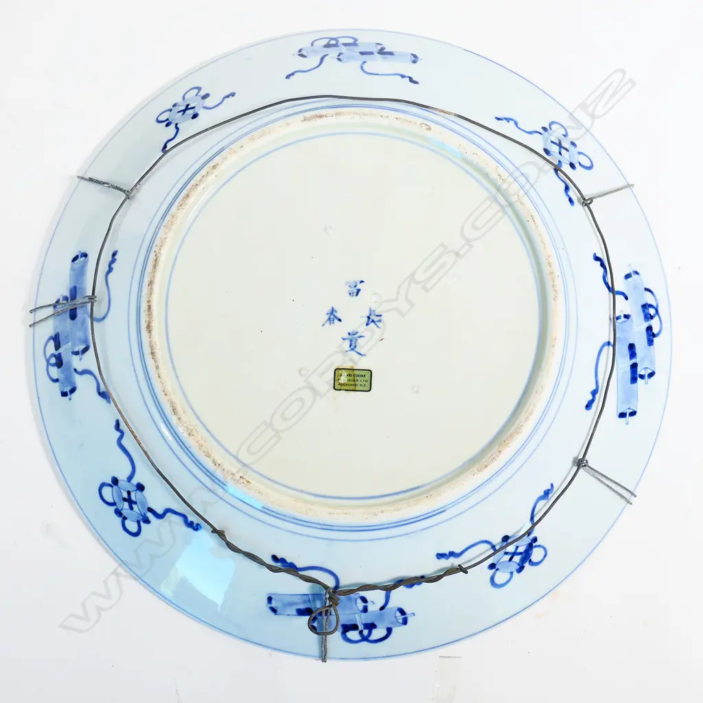 A large hand-painted 19thC Imari charger, Image 1++