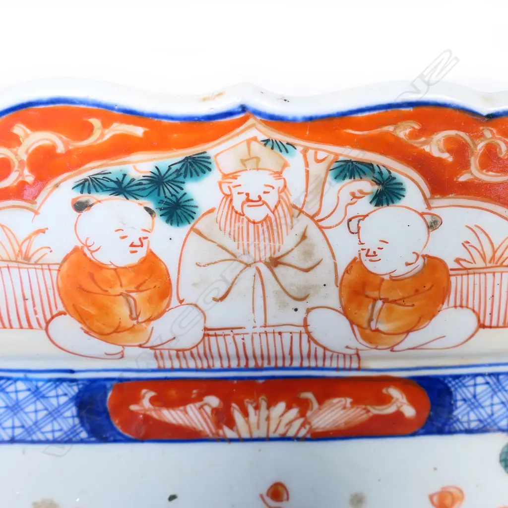 A large square hand-painted Imari charger. Image 1++
