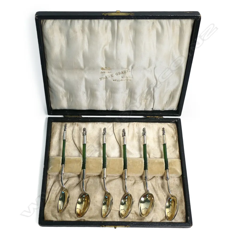 A boxed set of NZ silver and pounamu coffee spoons, Image 1++