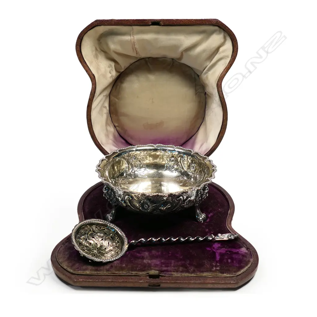 A Victorian boxed silver fancy sugar bowl and sifter spoon, Image 1++