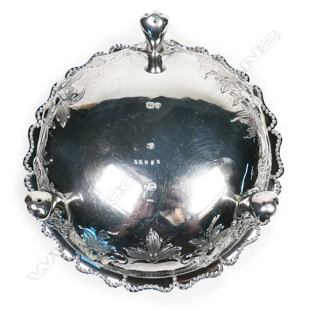 A Victorian boxed silver fancy sugar bowl and sifter spoon, Image 1++
