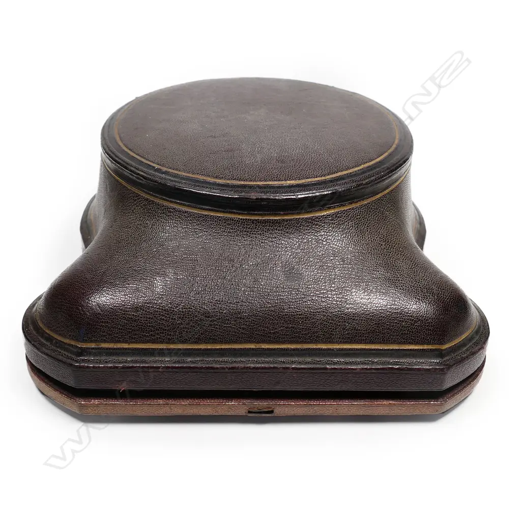A Victorian boxed silver fancy sugar bowl and sifter spoon, Image 1++