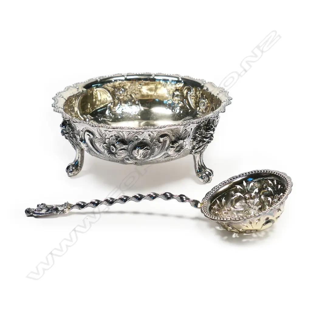 A Victorian boxed silver fancy sugar bowl and sifter spoon, Image 1++