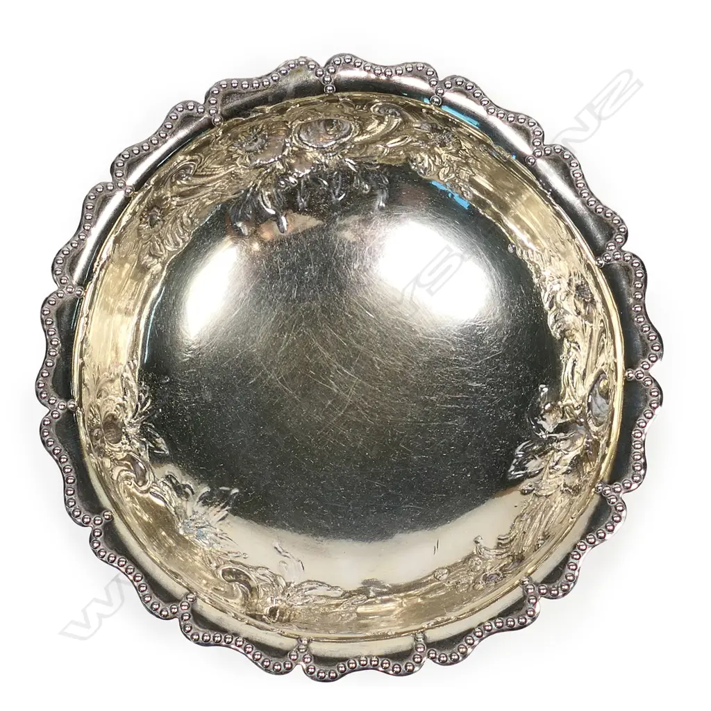 A Victorian boxed silver fancy sugar bowl and sifter spoon, Image 1++
