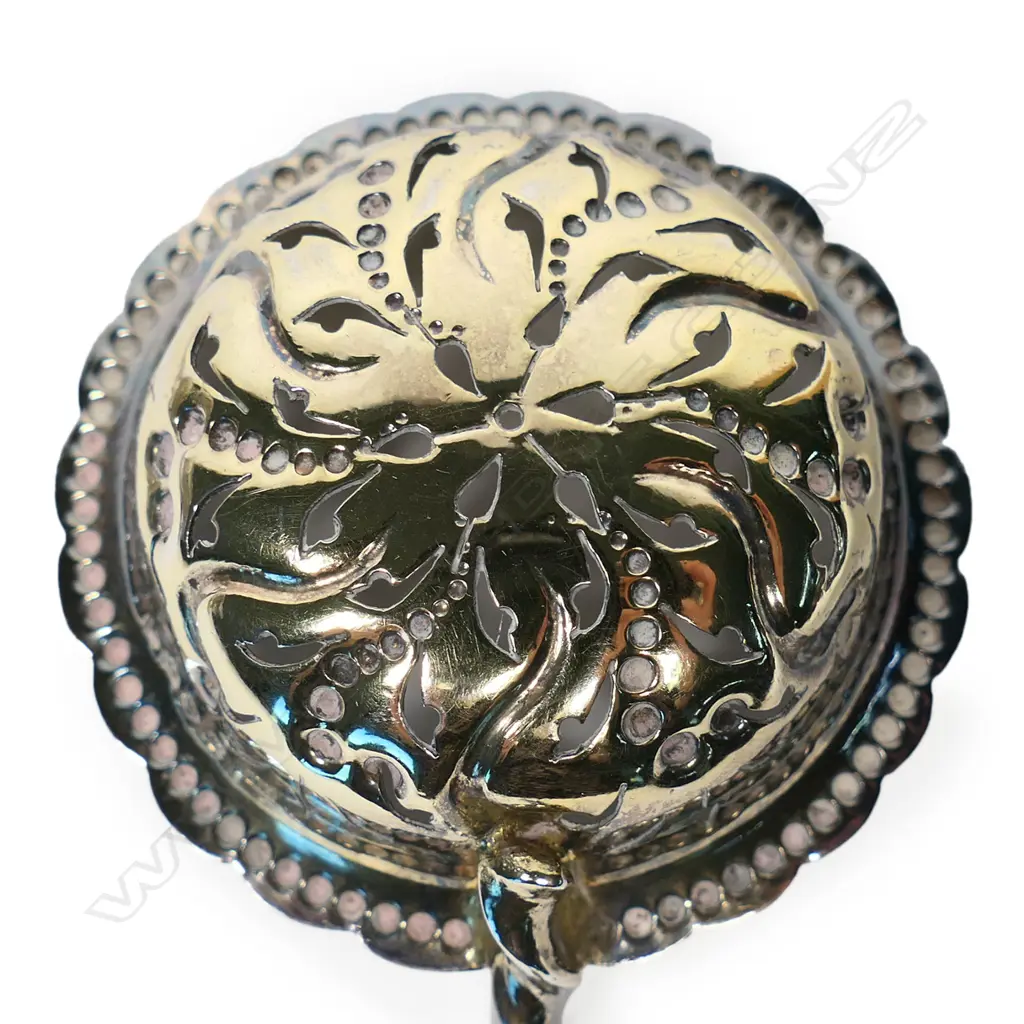 A Victorian boxed silver fancy sugar bowl and sifter spoon, Image 1++