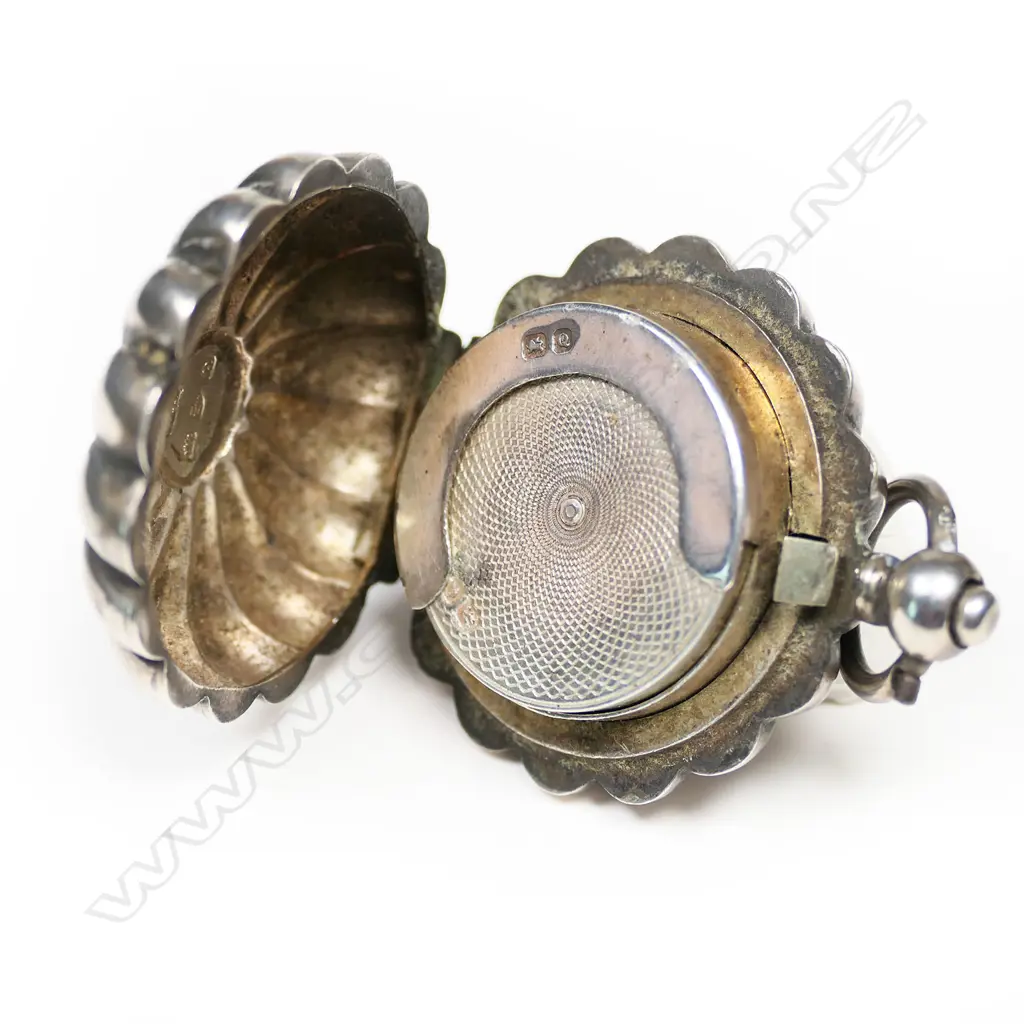 A Victorian silver fancy sovereign case, Image 1++