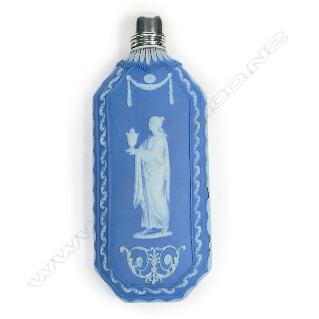 A Victorian fine jasperware and silver topped scent flask, Image 1++
