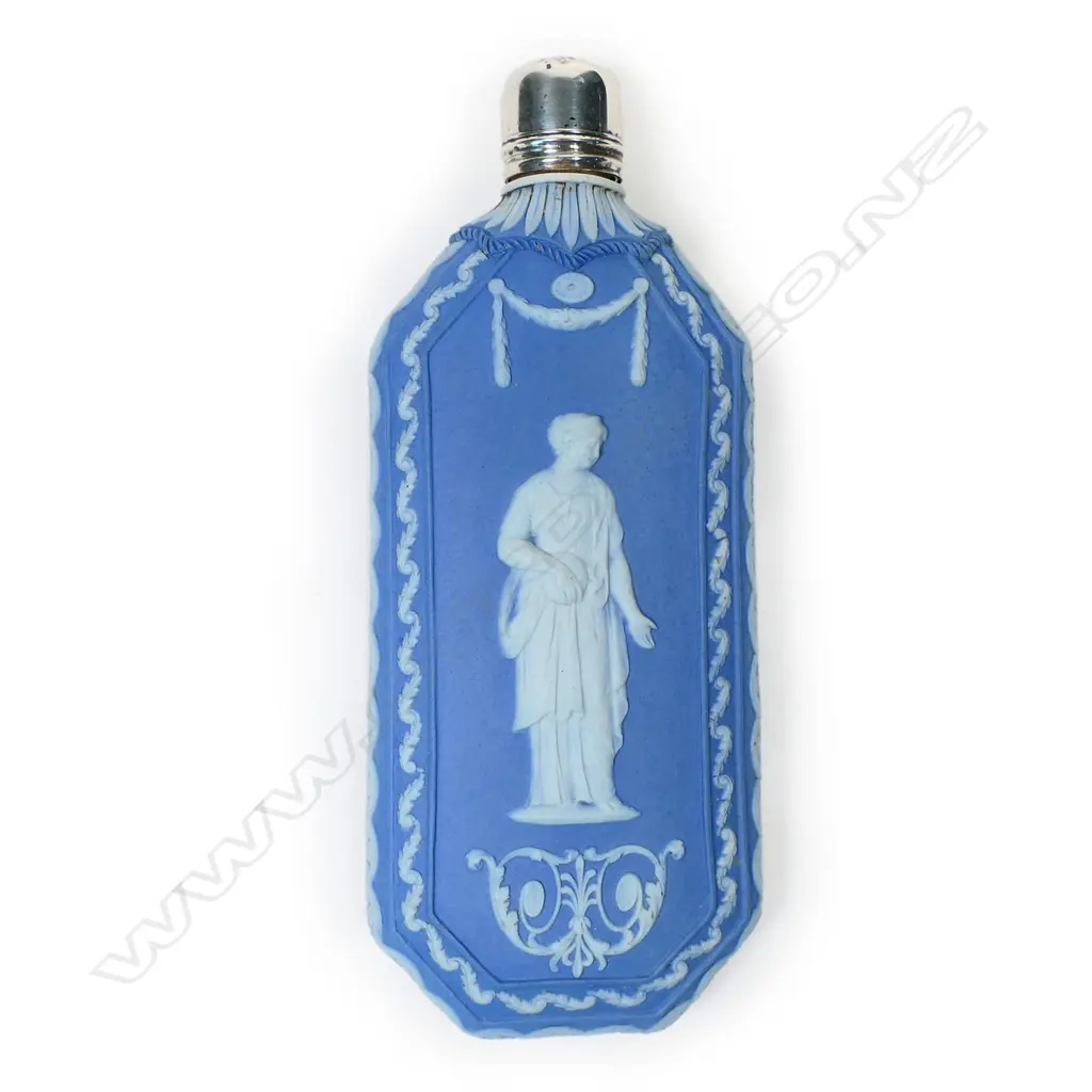 A Victorian fine jasperware and silver topped scent flask, Image 1++