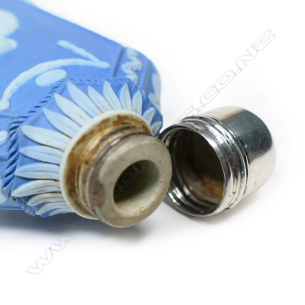 A Victorian fine jasperware and silver topped scent flask, Image 1++