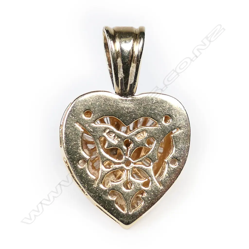A 14ct gold and diamond heart pendant, Image 1++