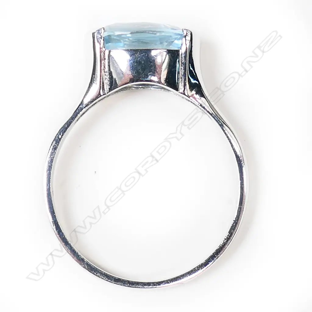 An 18ct white gold, aquamarine and diamond suite, Image 1++