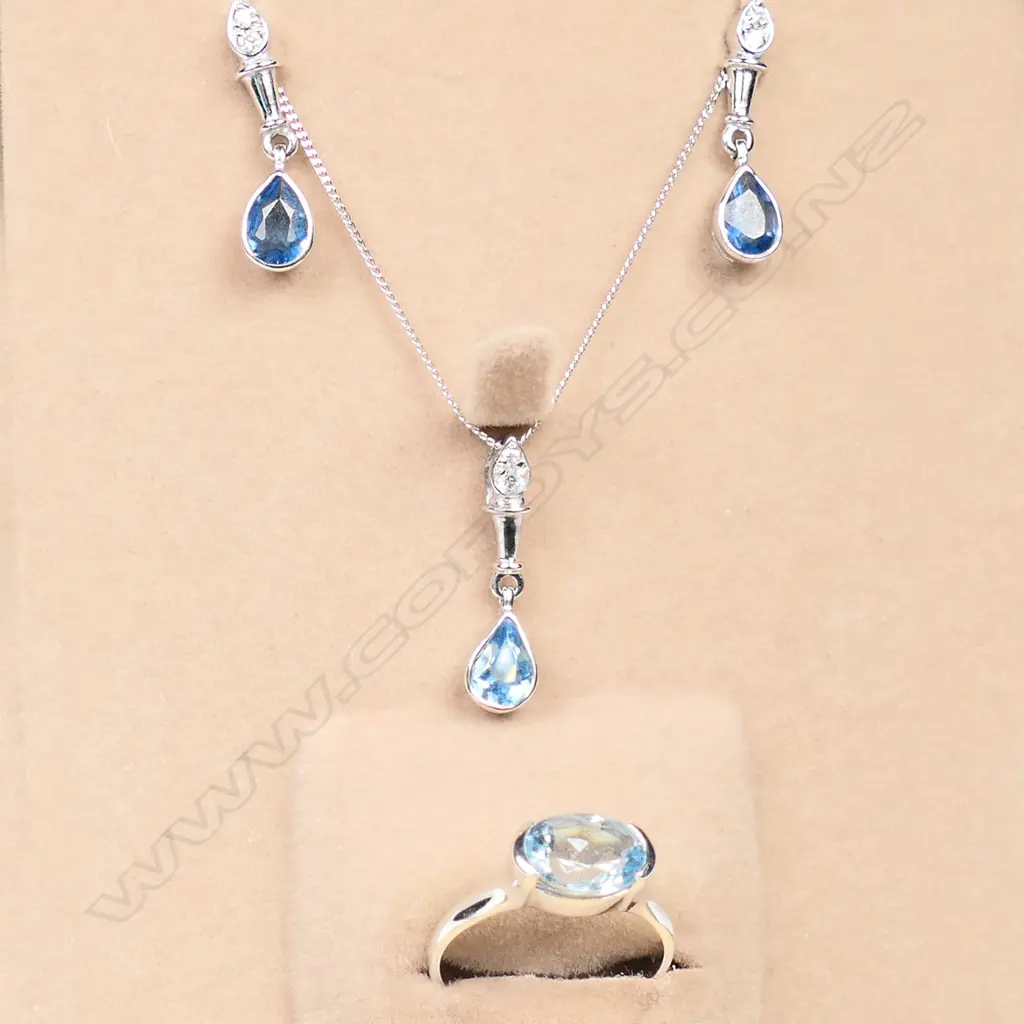 An 18ct white gold, aquamarine and diamond suite, Image 1++
