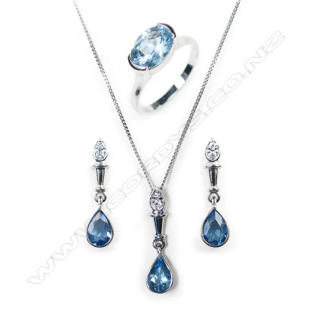 An 18ct white gold, aquamarine and diamond suite, Image 1++