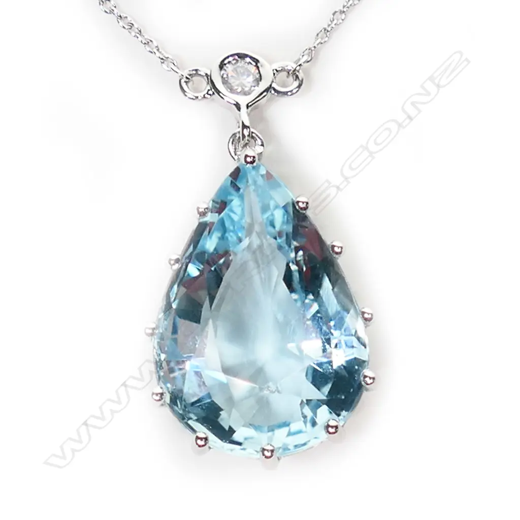 A 14ct white gold aquamarine and diamond necklace, Image 1++