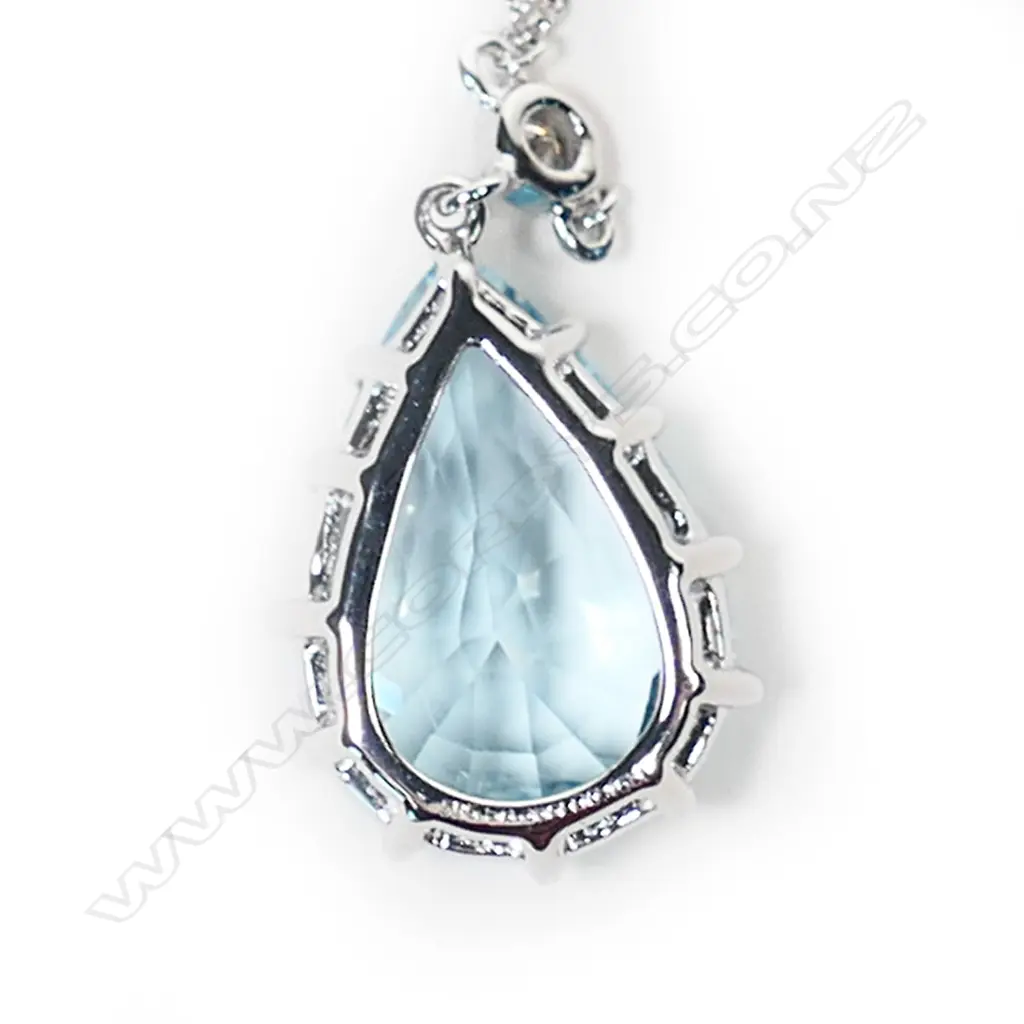 A 14ct white gold aquamarine and diamond necklace, Image 1++