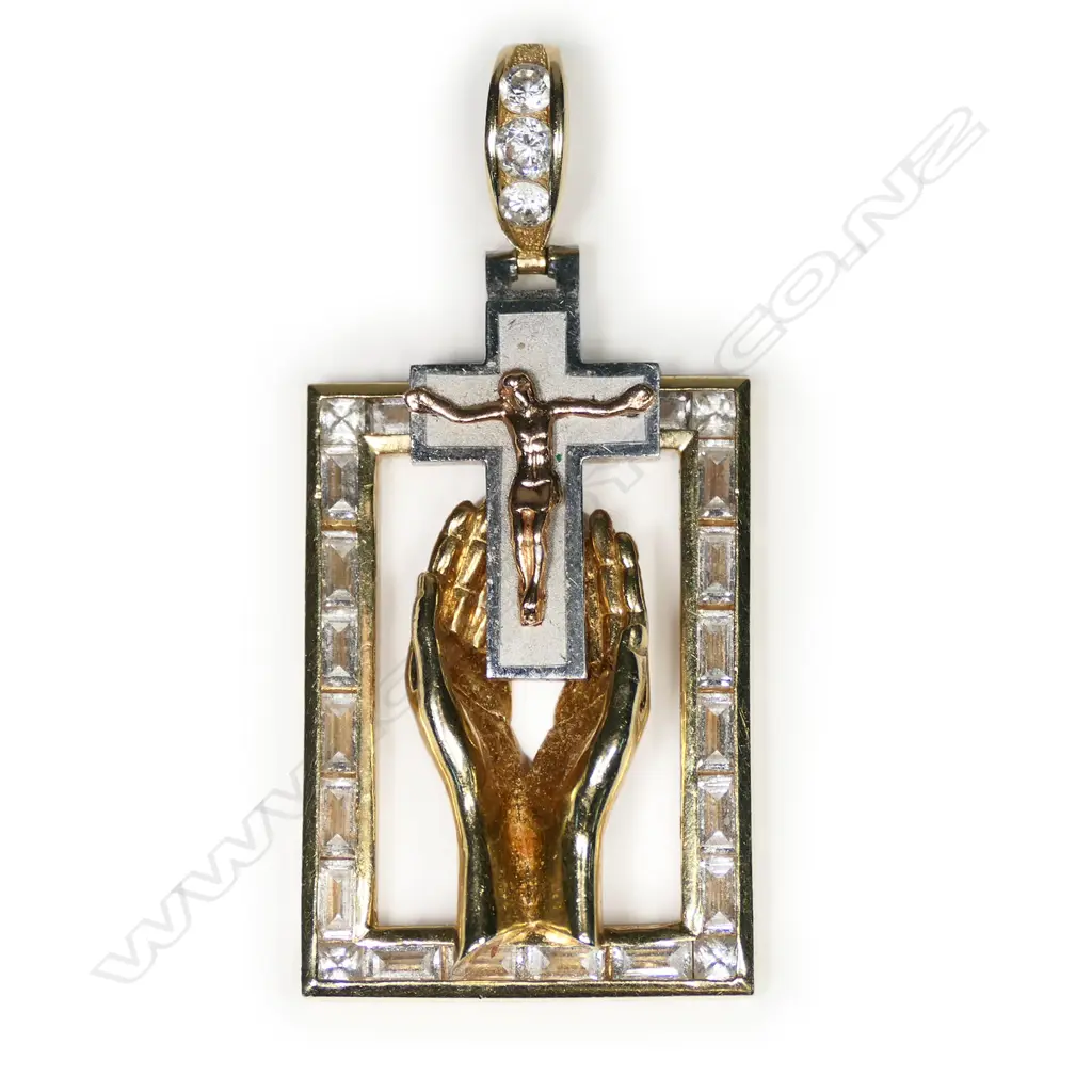 An 14ct gold crucifix pendant, Image 1++