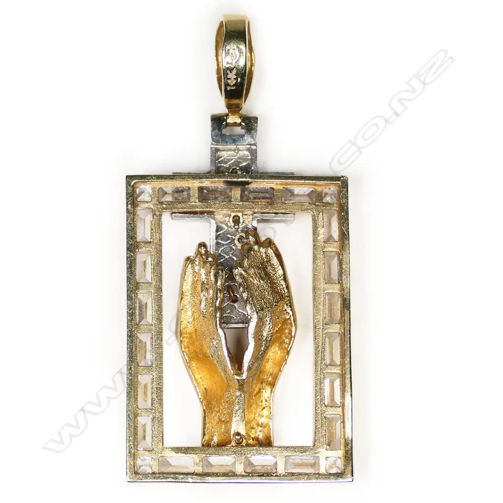An 14ct gold crucifix pendant, Image 1++