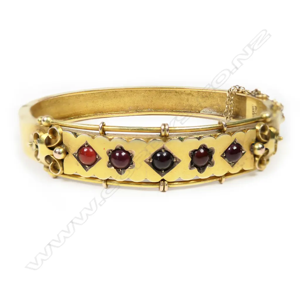 A late 19thC 9ct yellow gold and garnet hinged bangle, Image 1++