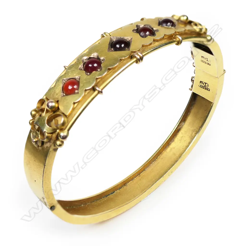 A late 19thC 9ct yellow gold and garnet hinged bangle, Image 1++
