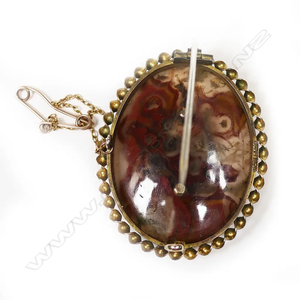 A 19thC 9ct, gold and agate mourning brooch, Image 1++