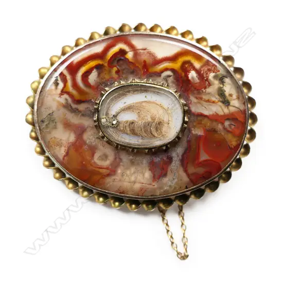 A 19thC 9ct, gold and agate mourning brooch,