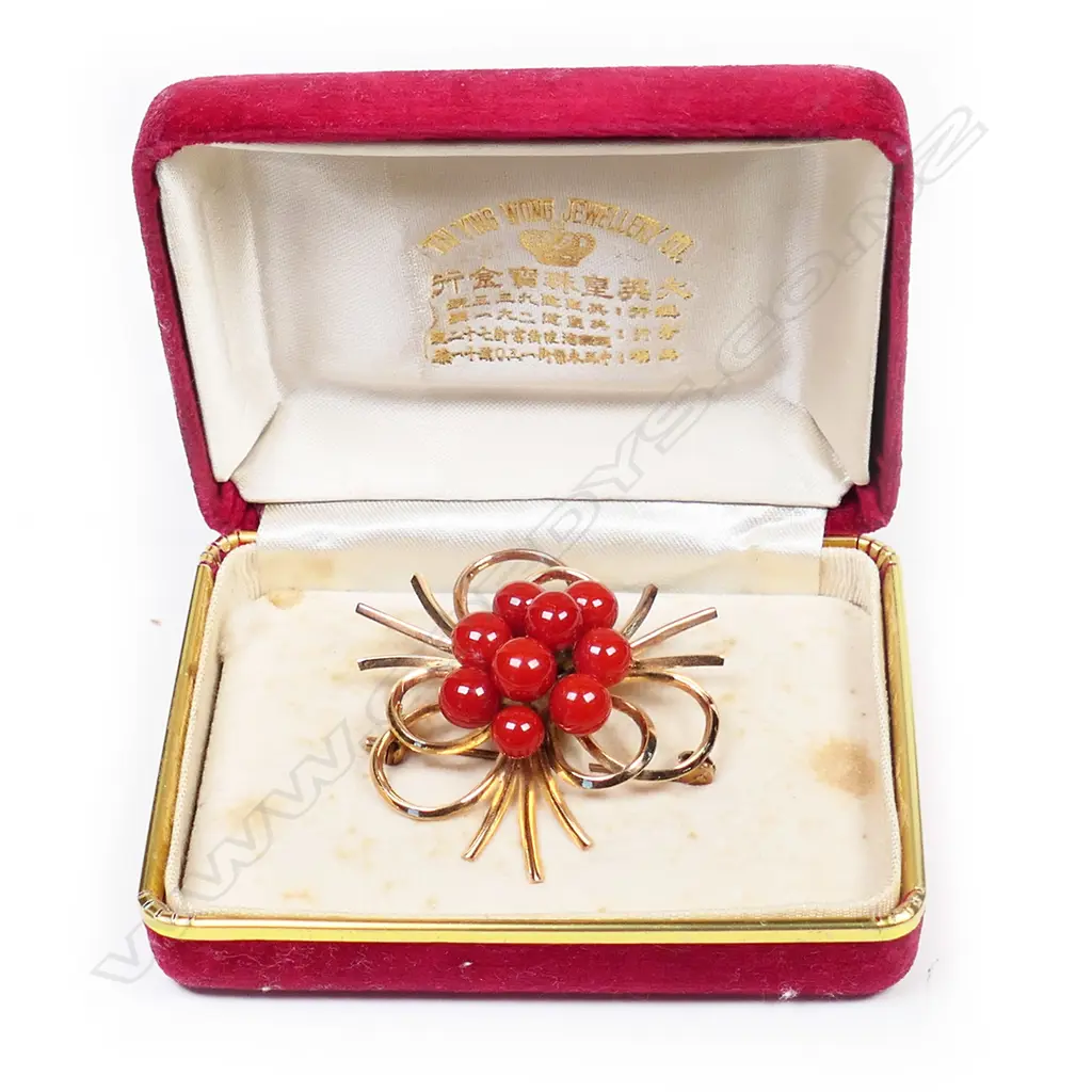 A vintage 18ct yellow gold and coral bead cluster brooch, Image 1++