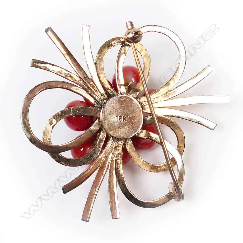 A vintage 18ct yellow gold and coral bead cluster brooch, Image 1++