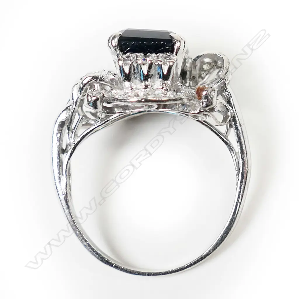 A vintage 14ct white gold sapphire and diamond cluster ring, Image 1++