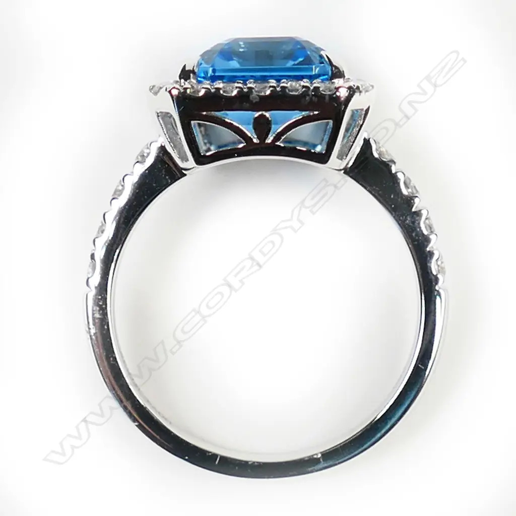 An 18ct white gold blue topaz and diamond cluster ring, Image 1++