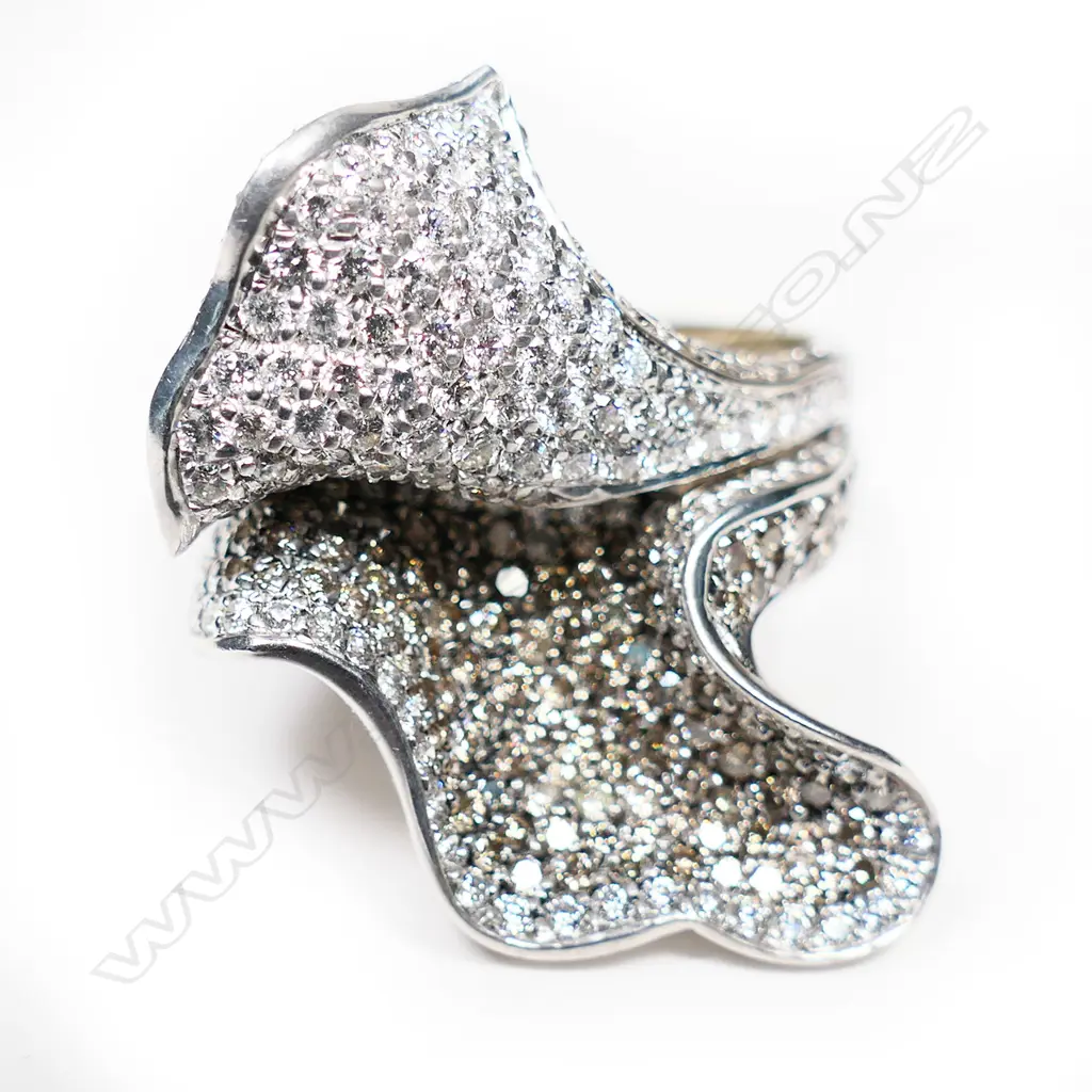 A 18ct white gold and multiple diamond floral design pavé set ring, Image 1++