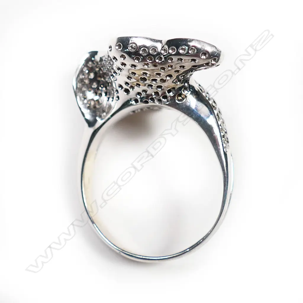 A 18ct white gold and multiple diamond floral design pavé set ring, Image 1++